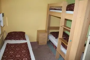 ložnice s patrovou postelí a lůžkem v podkroví chalupy