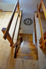 dřevěné schody do podkroví (levá část)