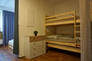 patrová postel s vysouvací sníženou přistýlkou v pokoji