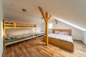 ložnice s dvojlůžkem, samostatným lůžkem a patrovou postelí v podkroví