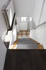 schodiště ze vstupní chodby do kuchyně