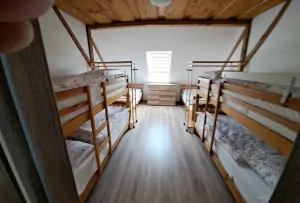 apartmán č. 2 - ložnice s 2 patrovými postelemi a 2 samostatnými lůžky