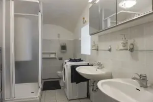 koupelna se sprchovým koutem, 2 umyvadly, WC a pračkou