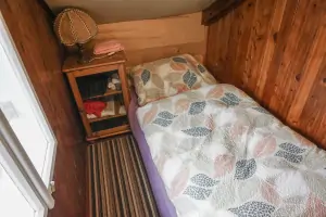 mini ložnice s 1 lůžkem v podkroví