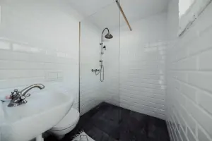 koupelna se sprchovým koutem, toaletou a umyvadlem