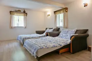 ložnice se dvěma rozkládacími gauči (oba o šířce 120 cm)