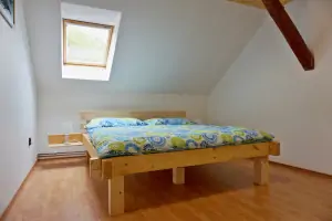 ložnice s dvojlůžkem v podkroví (ložnice č. 1)
