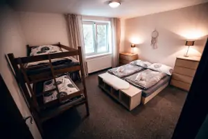 1. patro - ložnice se dvěma lůžky a patrovou postelí