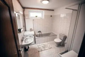 1. patro - koupelna s vanou, sprchovým koutem, umyvadlem, WC a pračkou