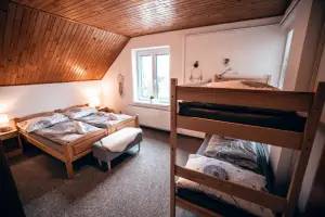 podkroví - ložnice se dvěma lůžky a patrovou postelí