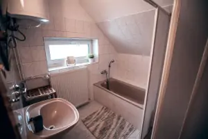podkroví - koupelna s vanou, sprchovým koutem a umyvadlem