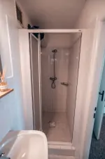 přízemí - koupelna k ložnici se sprchovým koutem, umyvadlem a WC