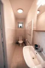 přízemí - koupelna k ložnici se sprchovým koutem, umyvadlem a WC