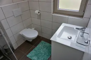 apartmán A: koupelna se sprchovým koutem, umyvadlem a WC