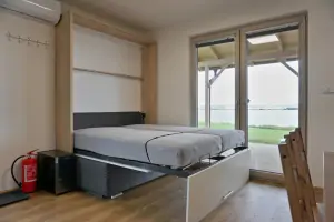 apartmán A: sklopná postel pro 2 osoby v obytném pokoji