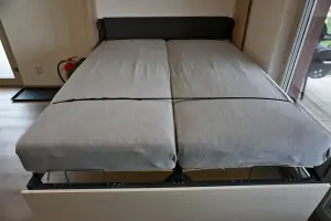 apartmán A: sklopná postel pro 2 osoby v obytném pokoji