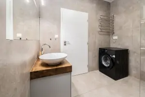 koupelna v přízemí se sprchovým koutem, umyvadlem, WC, bidetem a pračkou