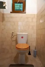 koupelna se sprchovým koutem, pračkou, umyvadlem a dveřmi odděleným WC