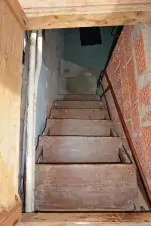 příkré schody vedoucí do sklepa