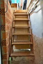 příkré schody vedoucí do sklepa