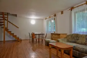 obývací pokoj se sedací soupravou, kamny a jídelním koutem