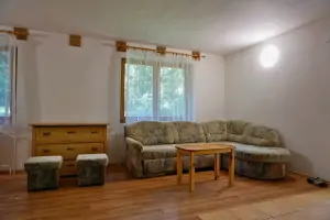 obývací pokoj se sedací soupravou, kamny a jídelním koutem