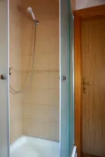 koupelna se sprchovým koutem a umyvadlem v podkroví
