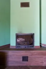 obývací místnost se sedací soupravou, krbem a TV