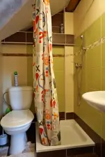 koupelna u ložnice s dvojlůžkem v podkroví