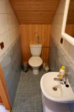 koupelna u ložnice se 2  lůžky v podkroví