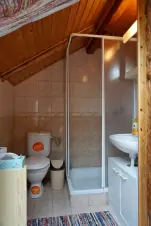 koupelna u ložnice se 2 lůžky a dvojlůžkem v podkroví