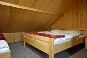ložnice s dvojlůžkem, lůžkem a rozkládacím gaučem pro 1 osobu