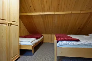 ložnice s dvojlůžkem, lůžkem a rozkládacím gaučem pro 1 osobu