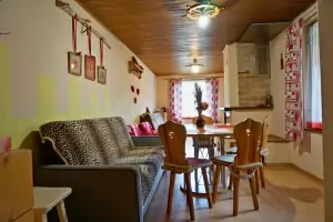 obytná místnost s jídelním koutem, 2 gauči, 2 křesly, krbem a TV