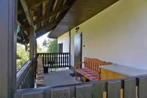 zastřešená terasa s lavičkou a grilem
