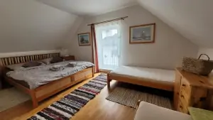 apartmán č. 3 - ložnice s dvojlůžkem a 2 lůžky