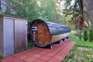 finská sauna pro až 10 osob se zahradní sprchou (sprcha v provozu jen v létě) 