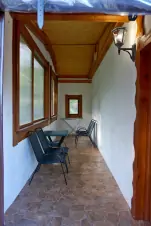 veranda s posezením u vstupu do chaty