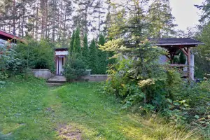 chata Gánovce je schovaná za stromy