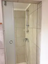sprchový kout s umyvadlem