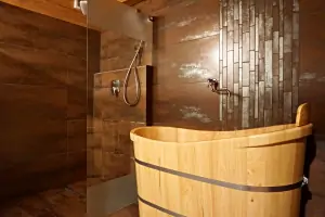 dřevěná ochlazovací vana a sprchový kout ve wellness