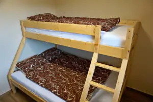 ložnice s patrovou postelí pro 3 osoby