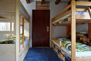 ložnice se 2 patrovými postelemi