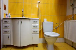 samostatné WC v údržbové místnosti