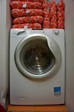 pračka v údržbové místnosti