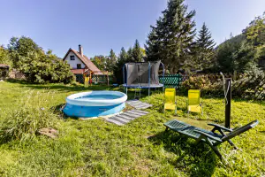 nadzemní nafukovací bazén (průměr 3 m) (1. 5. – 30. 9.), zahradní sprcha, trampolína (průměr 3 m), lehátka, 2 houpačky a skluzavka