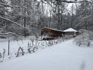 chata Horní Slověnice - rybník Dvořiště v zimě - za chatou se nachází objekt, který slouží jako kolárna
