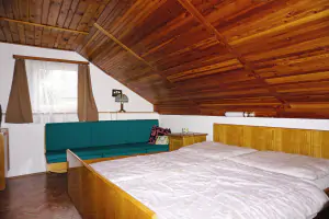 ložnice s dvojlůžkem a rozkládacím gaučem pro 1 osobu v podkroví