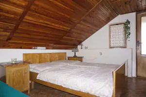 ložnice s dvojlůžkem a rozkládacím gaučem pro 1 osobu v podkroví