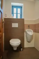 samostatné WC s pisoárem